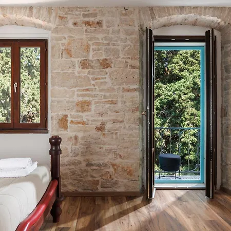 Old Town Nona Apartment With Balcony, Garden & Free Parking Lägenhet Pula
