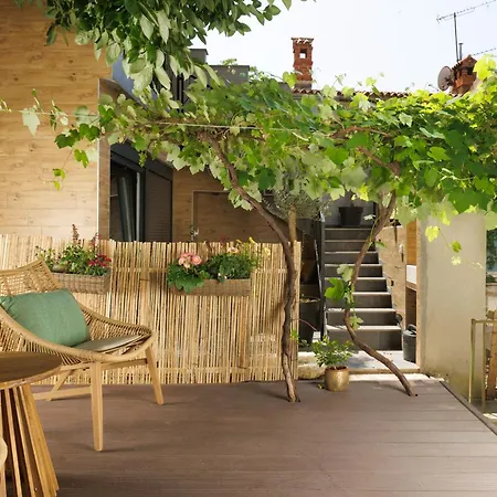 Old Town Nona Apartment With Balcony, Garden & Free Parking Lägenhet